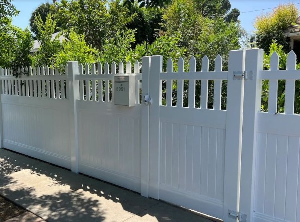 Vinyl Fence in Sylmar, CA (1)